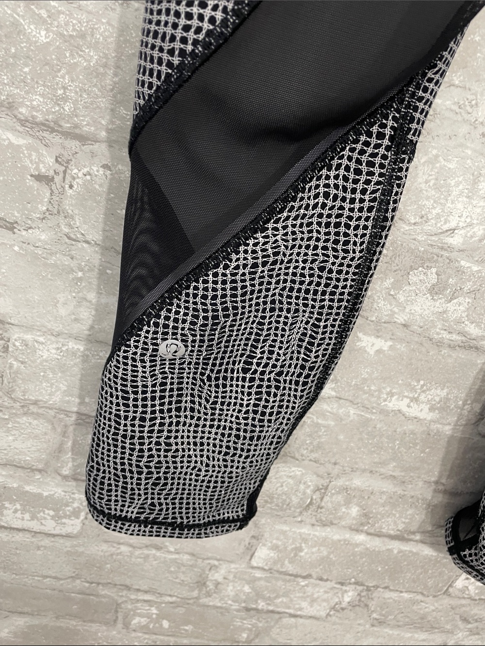 Lululemon Outrun Tight
Fall Net White Black / Black - Picture 3 of 12